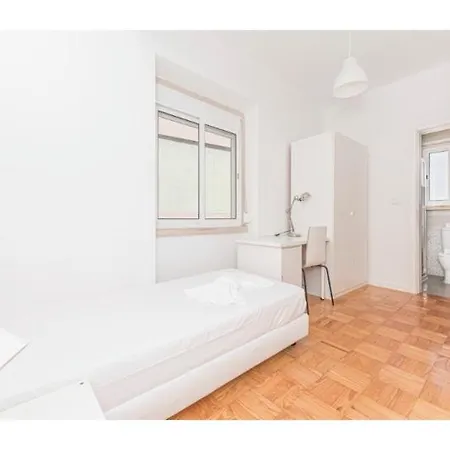 Houze Spacious 4-Bedroom Flat Near Lisbon Zoo アパート *